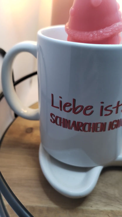 Videovorschau der Kerze in Keramiktasse mit rosa Wichtel und humorvollem Spruch

Das Vorschaubild zeigt eine Nahaufnahme der Tasse mit rosa Wichtel und einem Ausschnitt des Spruches.