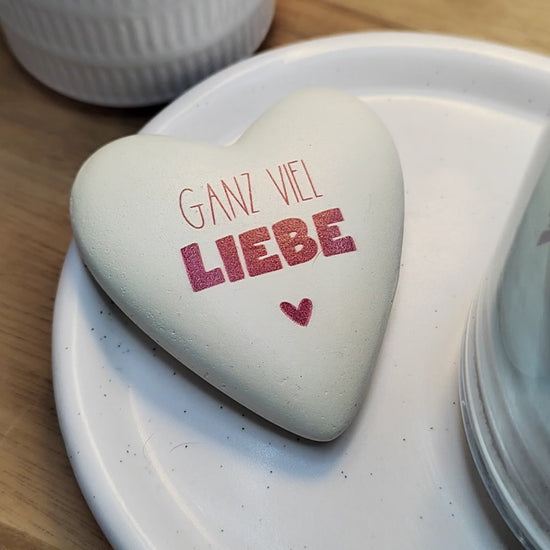 Videovorschau zur Blaubeer-Vanille-Duftkerze mit Dekorherz und Aufschrift „Ganz viel Liebe“