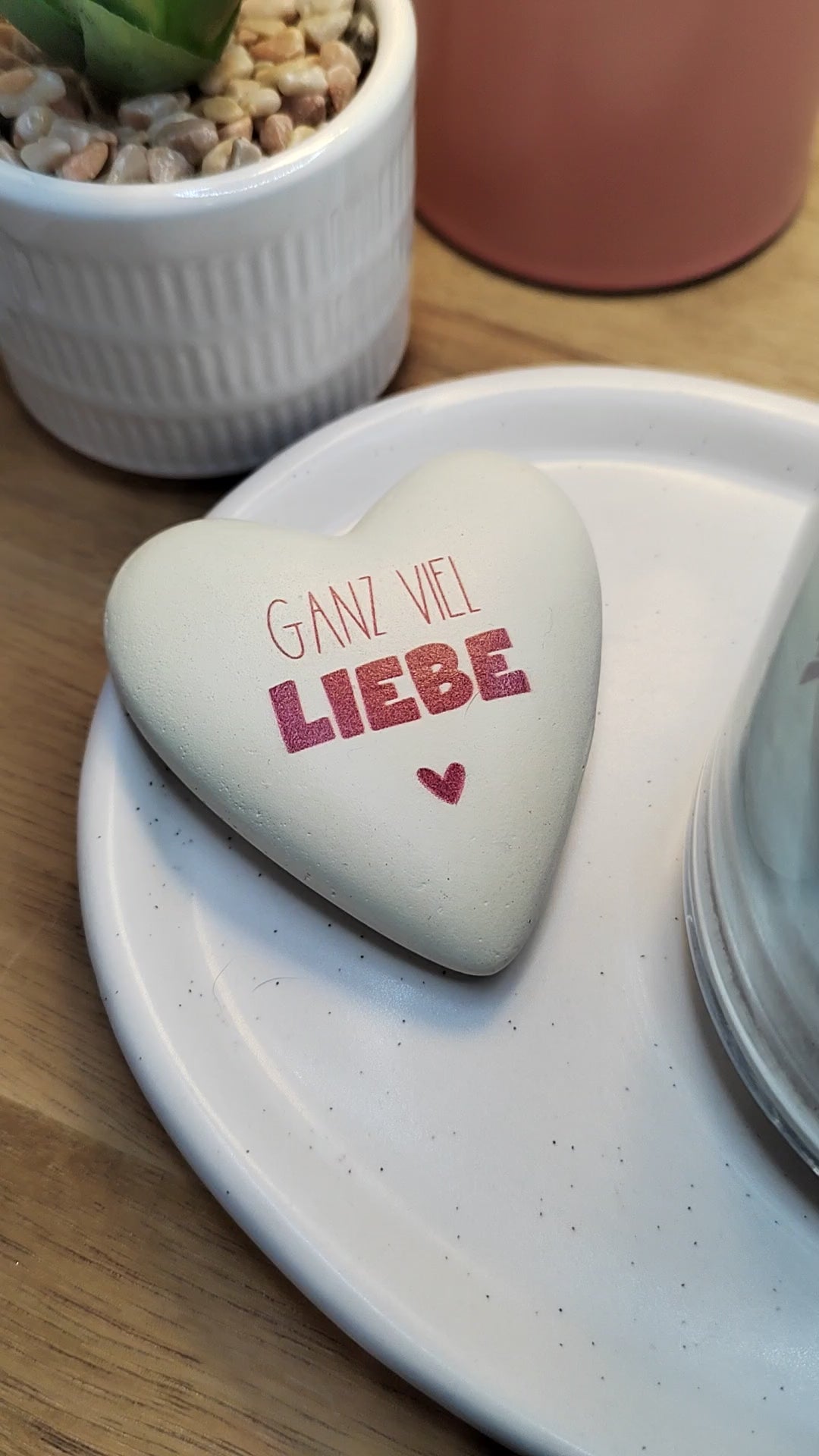 Videovorschau zur Blaubeer-Vanille-Duftkerze mit Dekorherz und Aufschrift „Ganz viel Liebe“