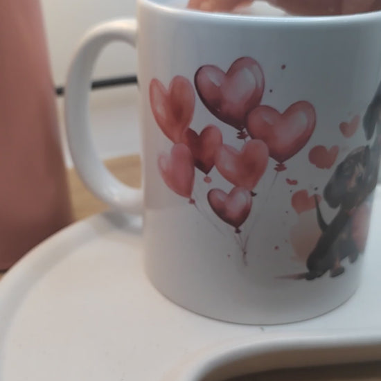 Videovorschau der Dackel-Tasse mit rotem Herzmotiv und handgegossener Wachsfigur