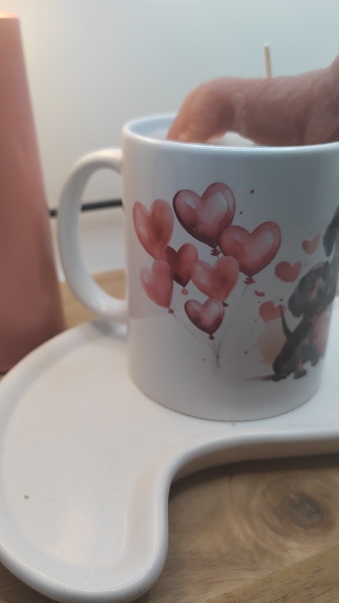 Videovorschau der Dackel-Tasse mit rotem Herzmotiv und handgegossener Wachsfigur