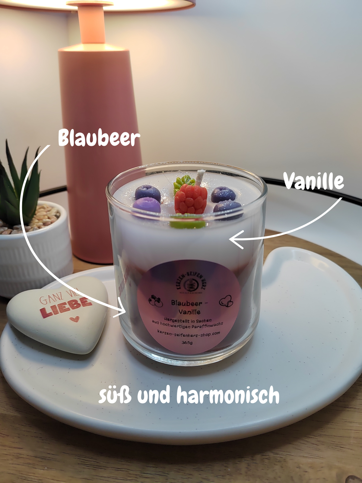 Blaubeer-Vanille-Duftkerze mit violetter Blaubeerschicht und heller Vanilleschicht im Glas