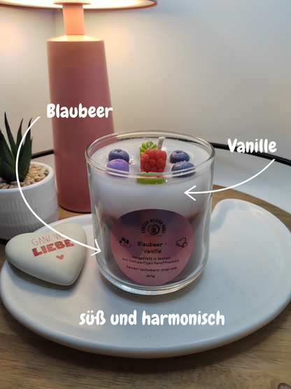 Blaubeer-Vanille-Duftkerze mit violetter Blaubeerschicht und heller Vanilleschicht im Glas
